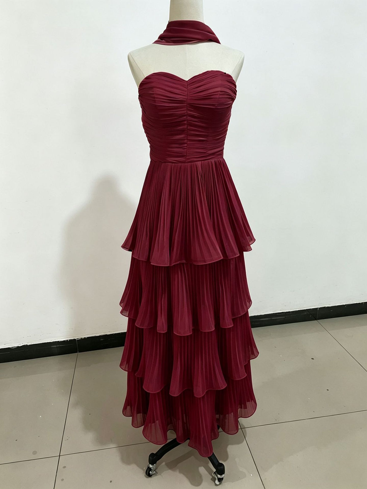 Elegantes Plissée-Abendkleid mit kurzen Ärmeln – Bild 10 | LuxeStyle