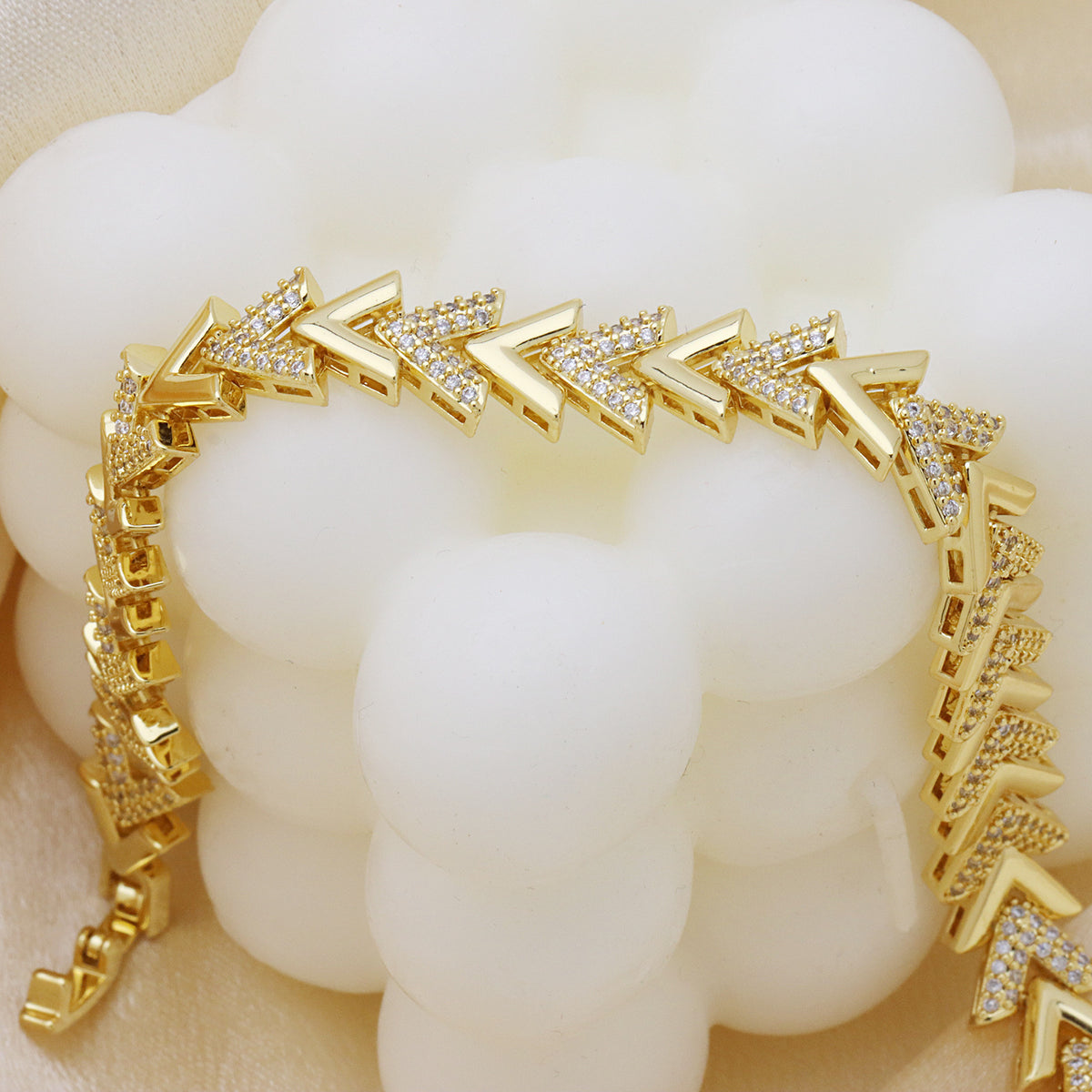 Vergoldeter Kupfer-Armreif mit Zirkonia – Bild 10 | LuxeStyle