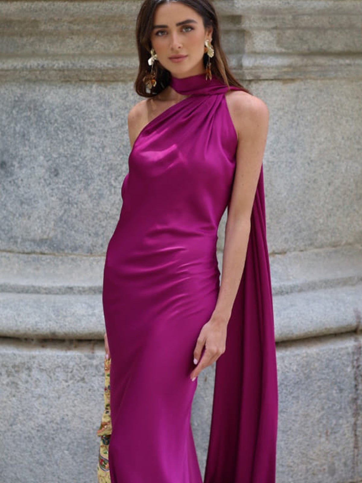 Elegantes, einfarbiges Satinkleid mit Neckholder – Bild 7 | LuxeStyle