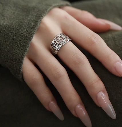 Mondstein-Blütenring «Fleur» – zarter Statement-Ring