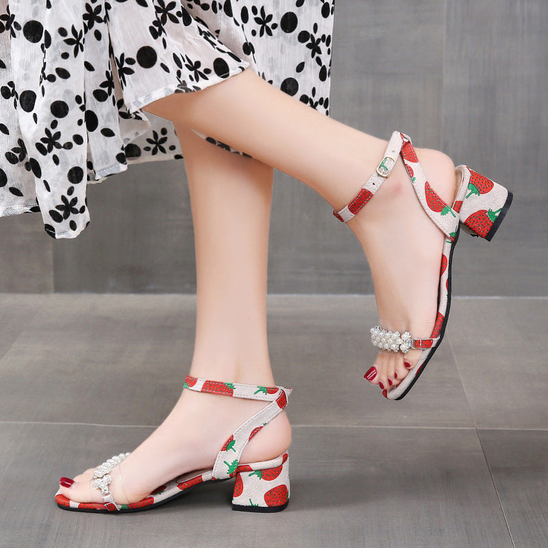 Sandalen mit Erdbeer-Print und Perlenlinie – Bild 5 | LuxeStyle