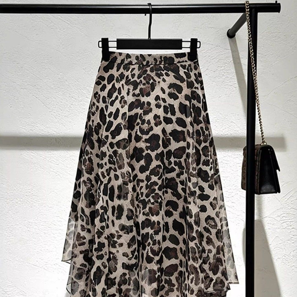 Midi-Kleid mit Rüschen und Leopardenmuster