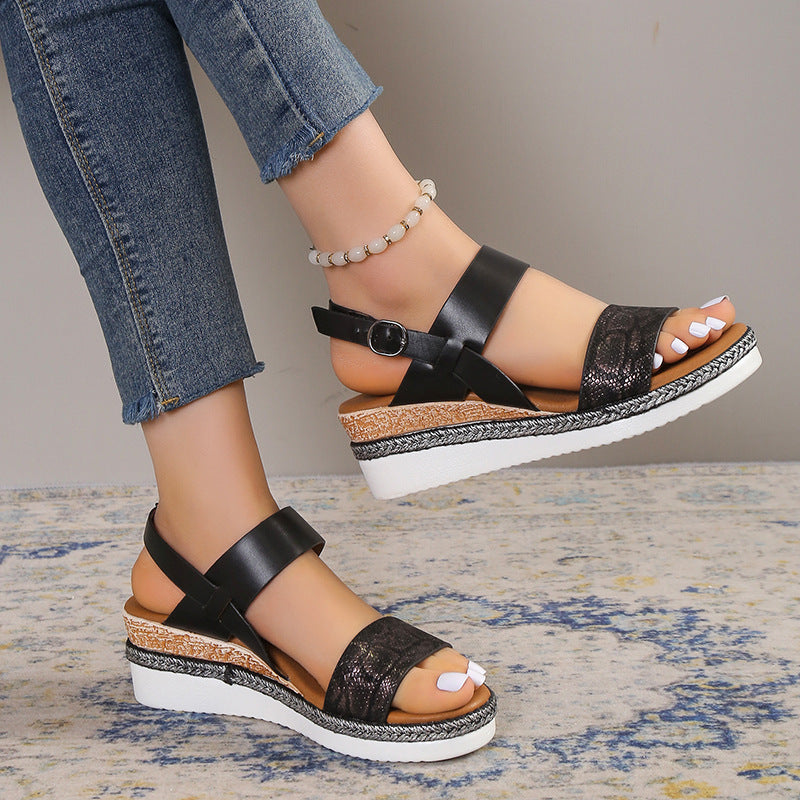 Keilabsatz-Sandalen mit breitem Riemen – Bild 4 | LuxeStyle