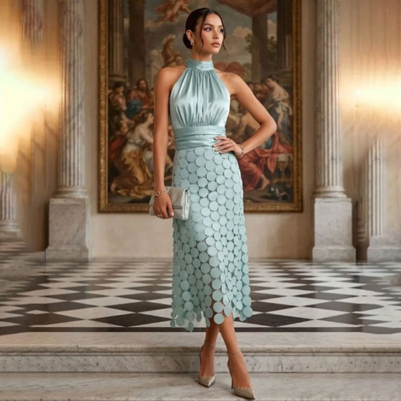 Sommerliches Neckholder-Kleid mit Rundrock