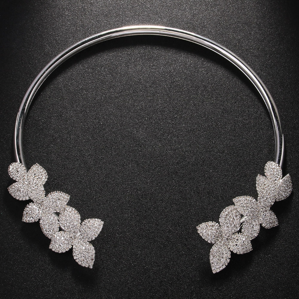 Blumenhalskette mit Strass-Akzenten