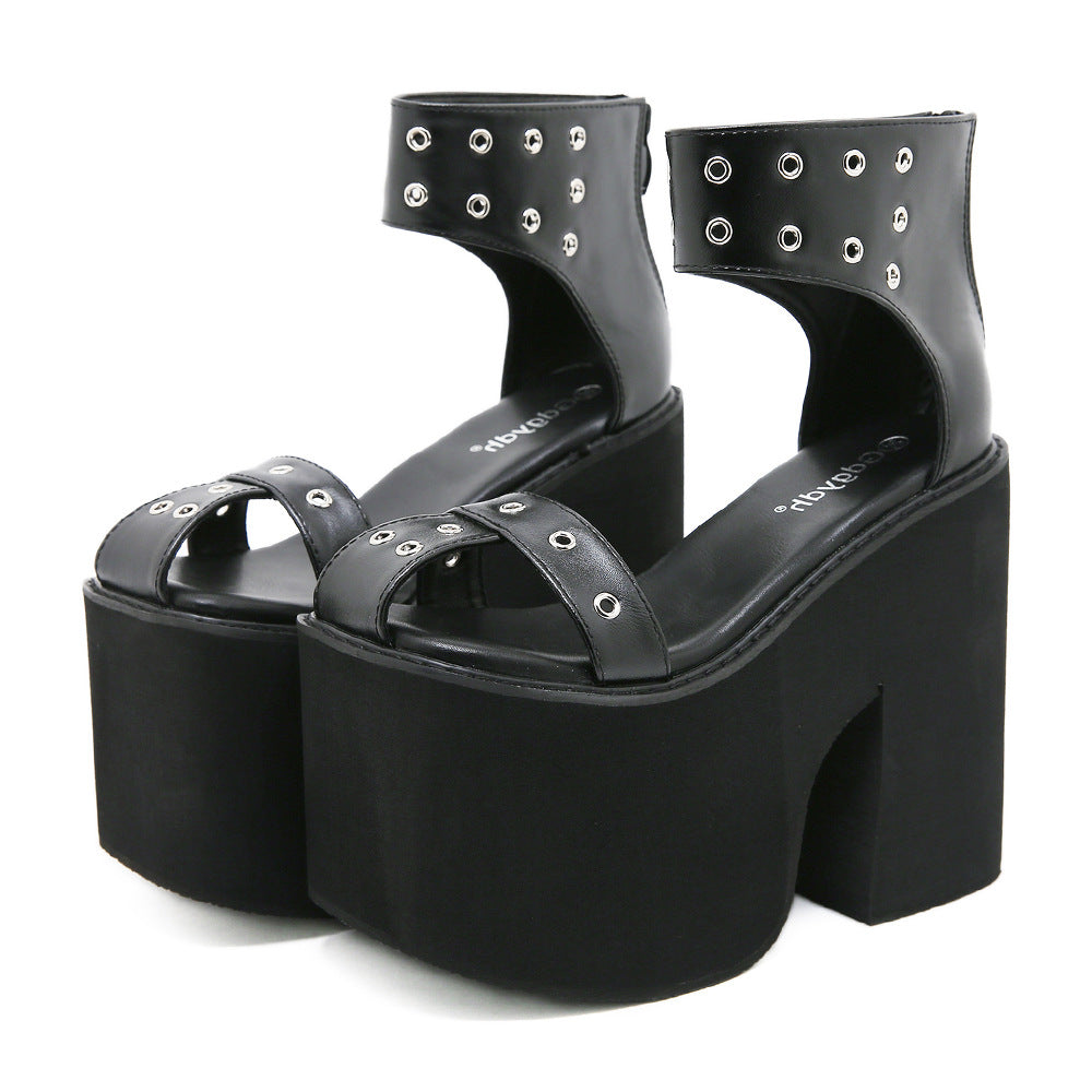 Sandalen mit Nieten und dicker Sohle