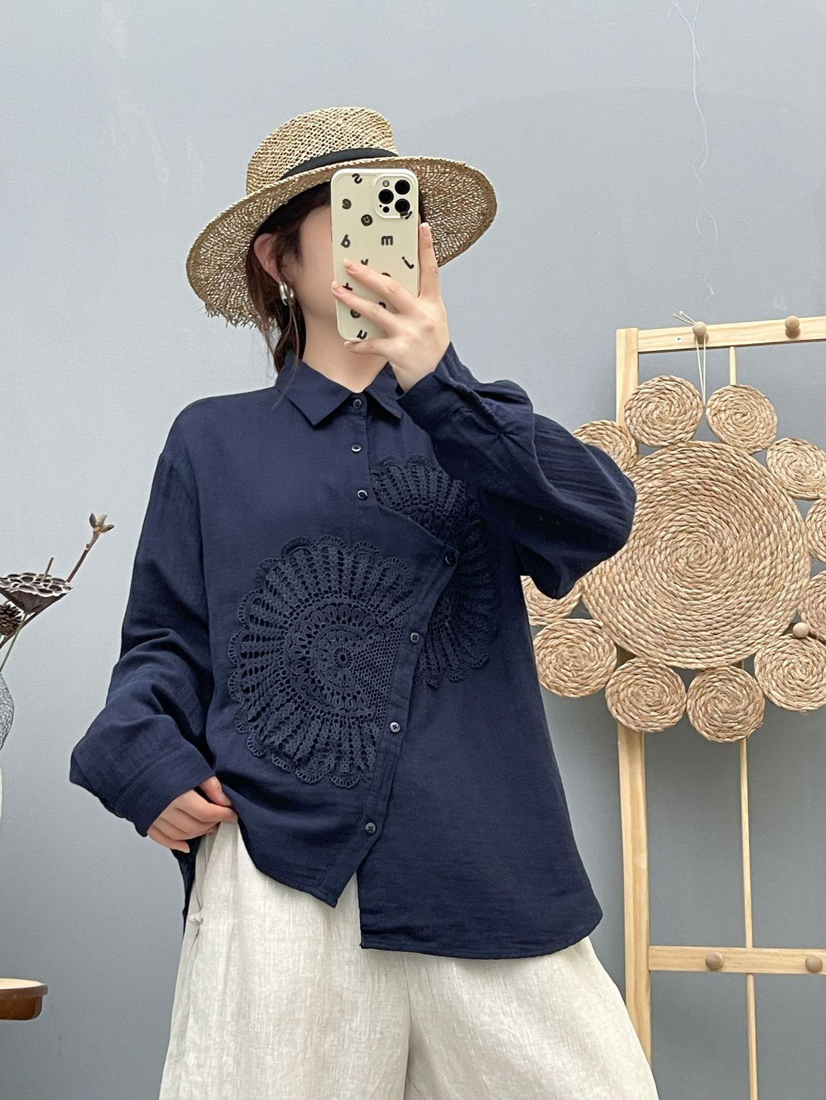 Elegantes Langarmshirt mit Stickerei – Bild 3 | LuxeStyle