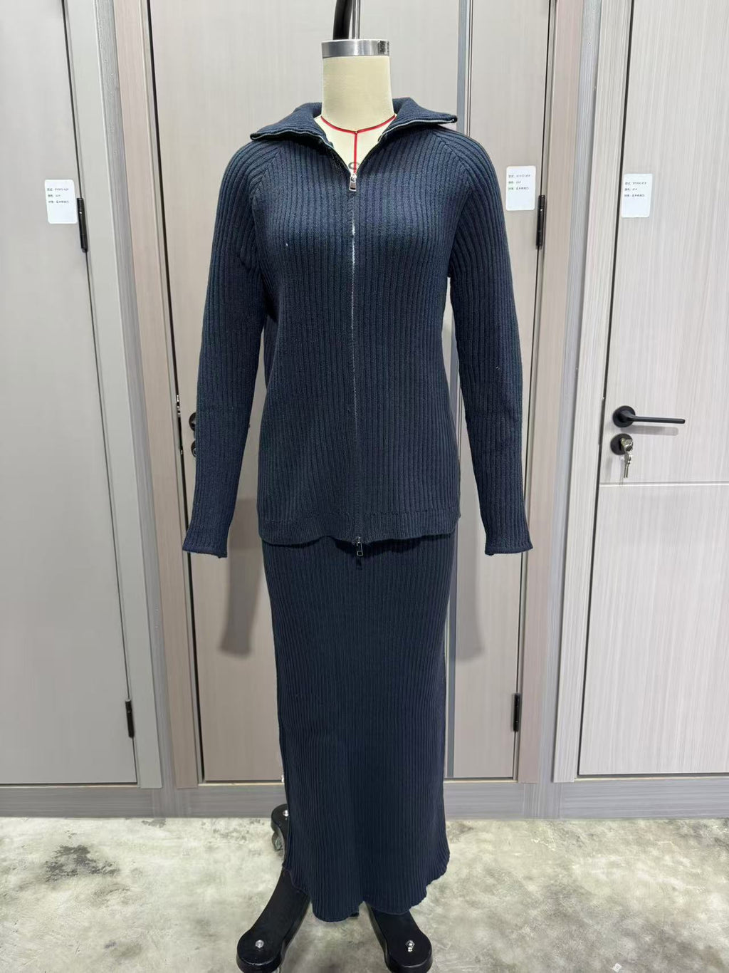 Freizeit-Set mit Pullover und Midirock