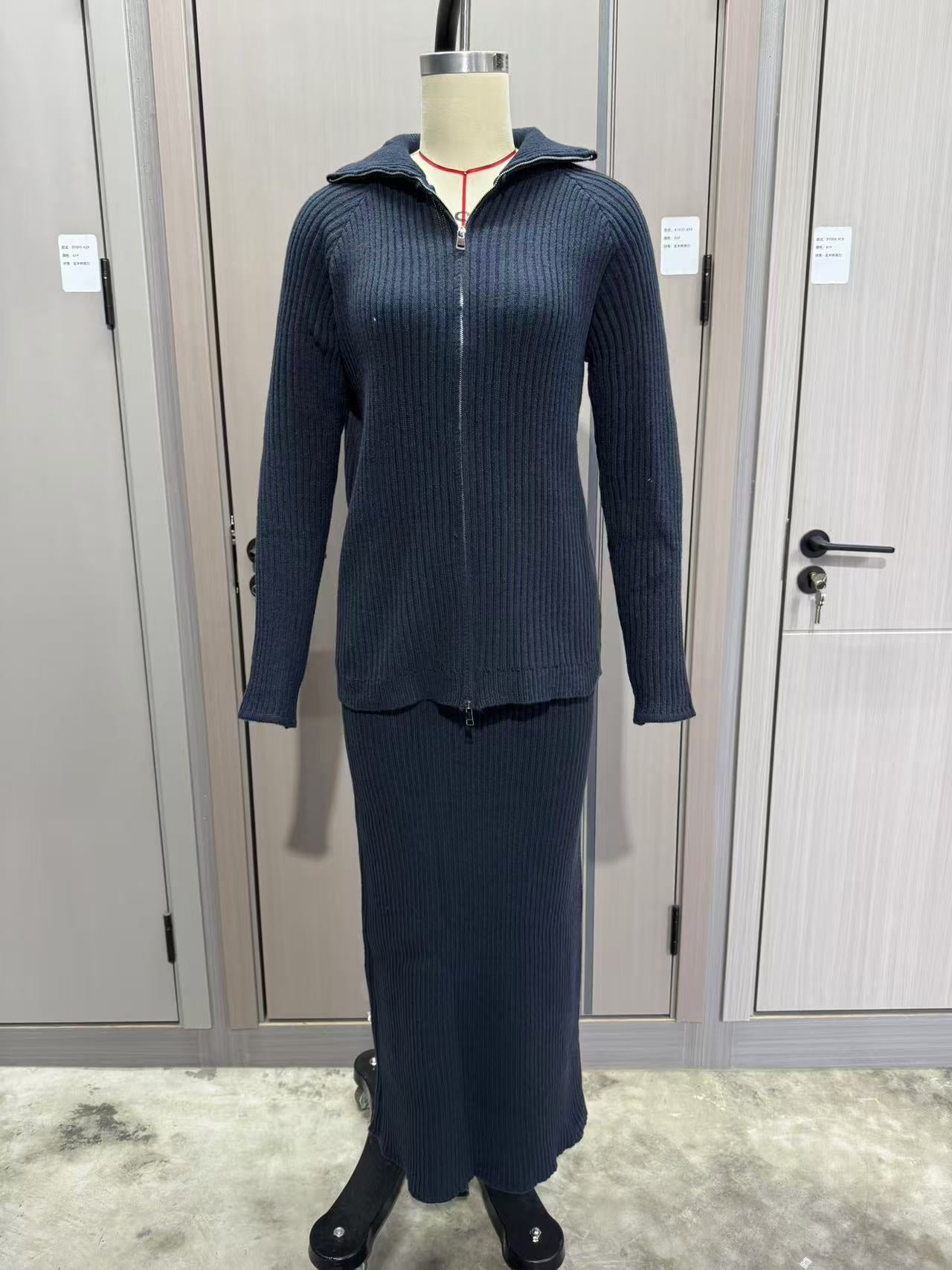 Freizeit-Set mit Pullover und Midirock