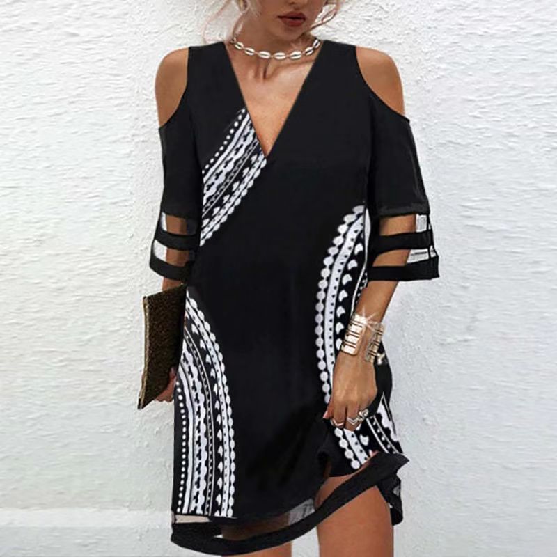 Gemustertes Tüllkleid mit V-Ausschnitt