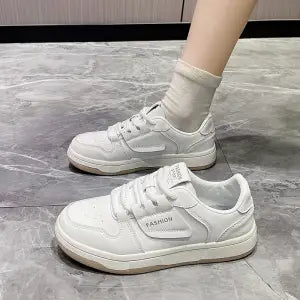 Schulstil weisse Sneaker mit flachem Schuh – Bild 6 | LuxeStyle