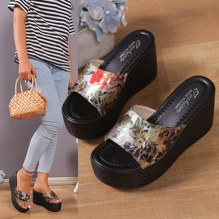 Keilabsatz-Sandalen mit Plateau