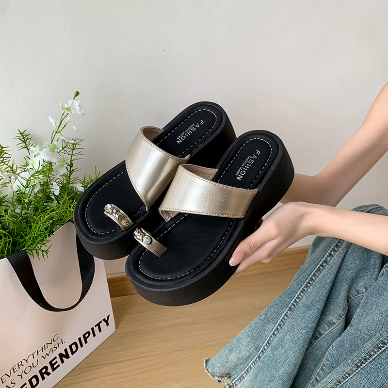 Plateau-Sandalen mit Zehensteg im Leo-Look