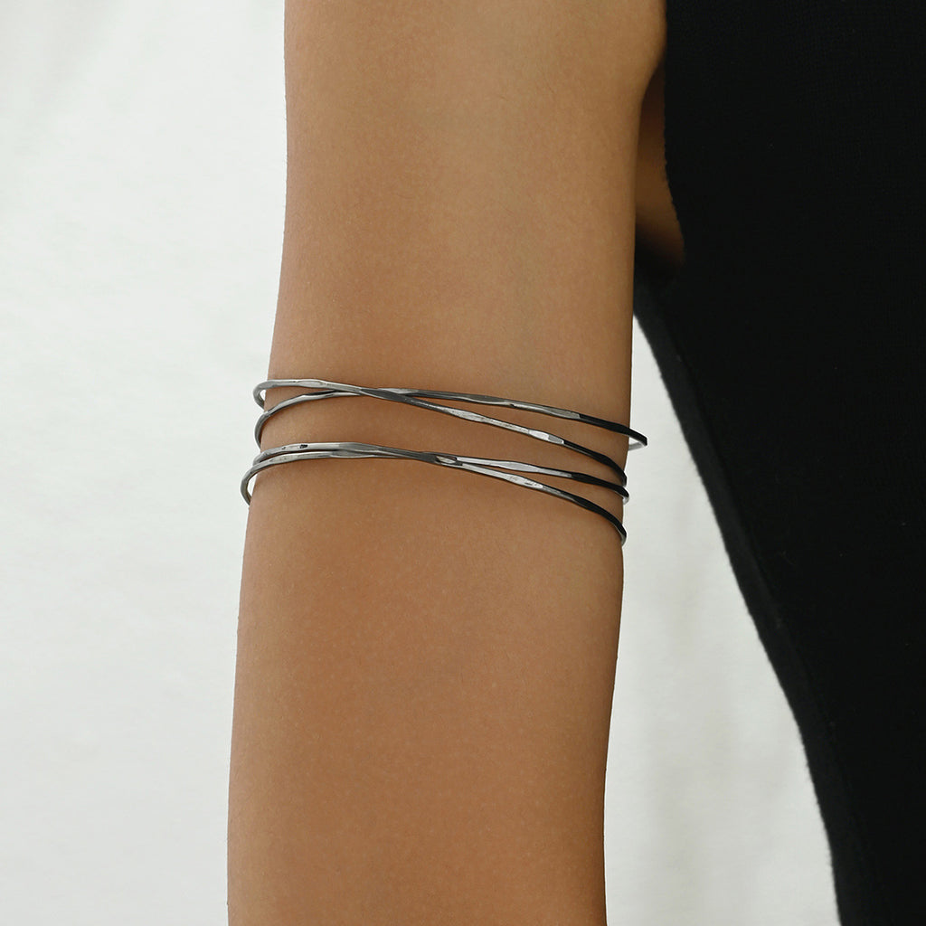 Minimalistisches Armreif-Set im japanisch-koreanischen Stil