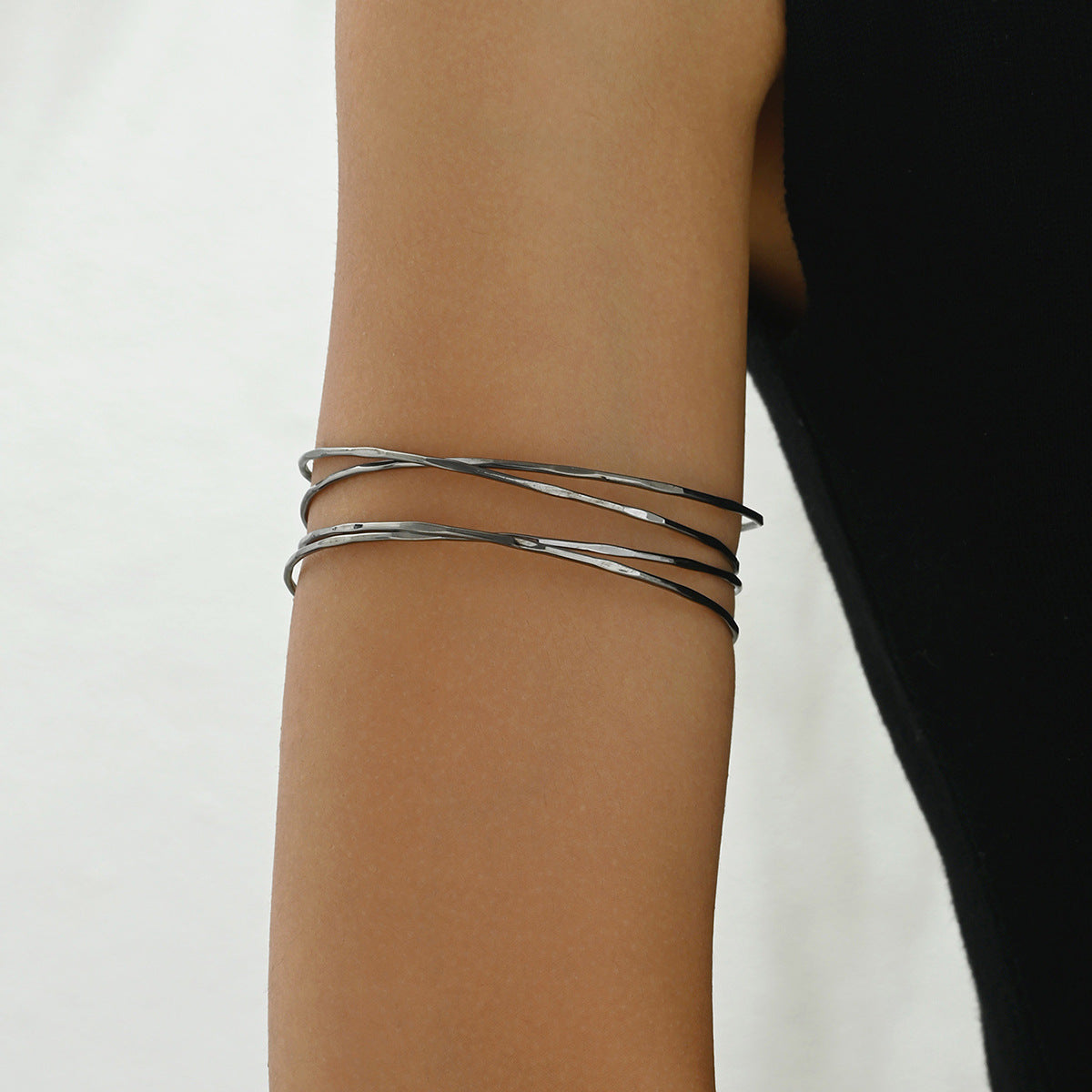 Minimalistisches Armreif-Set im japanisch-koreanischen Stil