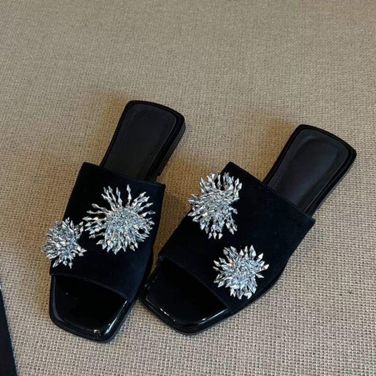 Elegante Flache Sandalen im französischen Stil – Bild 1 | LuxeStyle