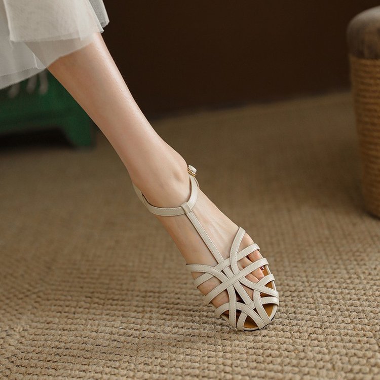 Retro-Sandalen mit niedrigem Absatz – Bild 9 | LuxeStyle