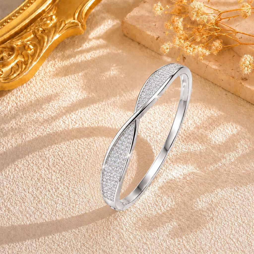 Gedrehtes Armband mit Zirkonia