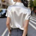 Elegante Satin-Bluse mit Kurzarm und Doppeltaschen