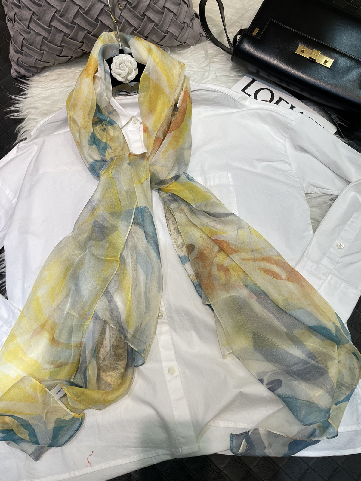 Seidenschal mit digitalem Print – leichte Luftigkeit – Bild 5 | LuxeStyle