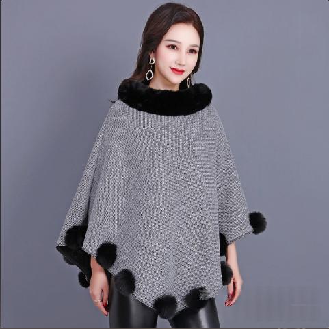 Damen-Poncho mit Fellkugel – Bild 3 | LuxeStyle