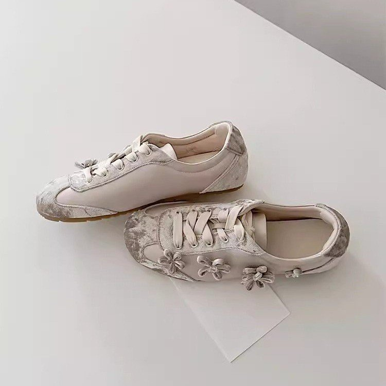 Französischer Samt-Sneaker mit Schnürung