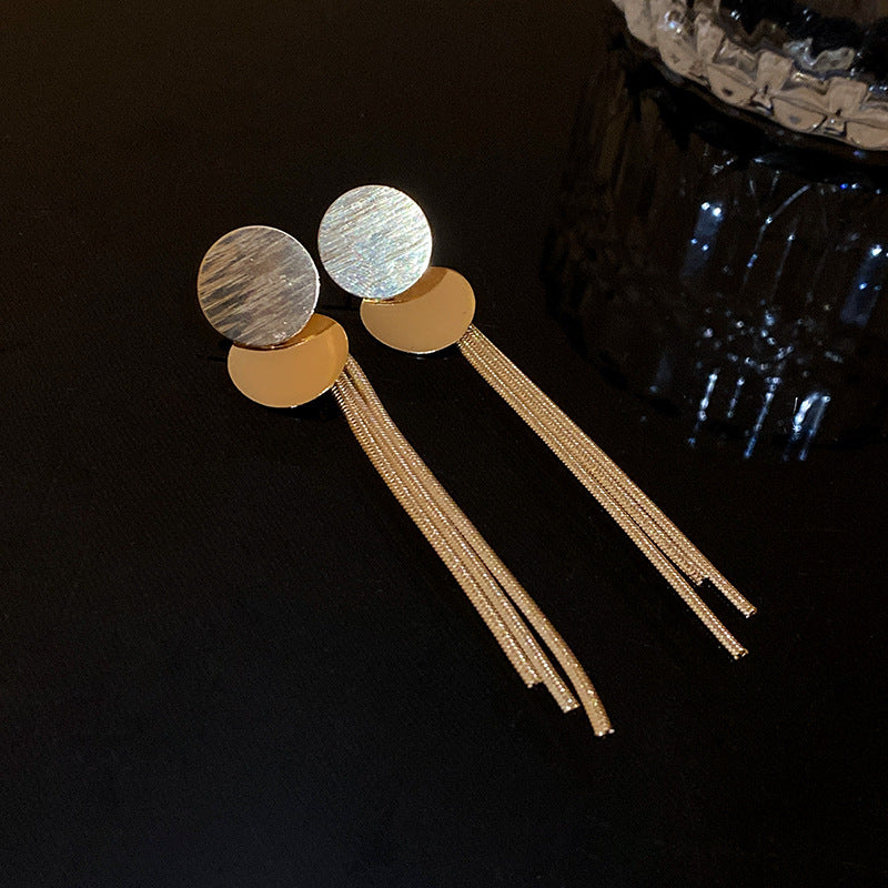 Silberne Ohrringe mit runder Metallstruktur und Quasten – Ansicht 7