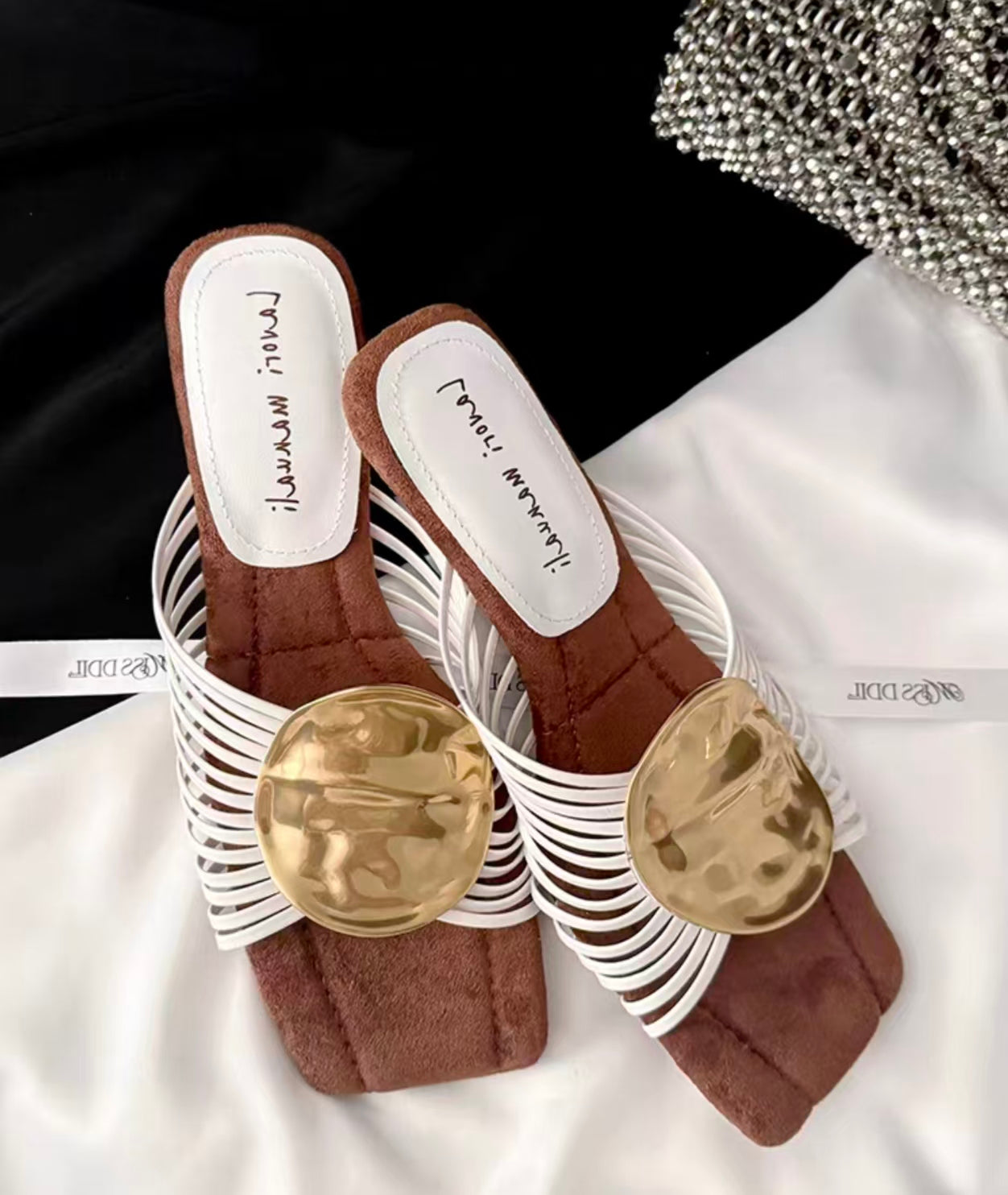Römer-Sandalen mit dünnen Riemen und Keilabsatz