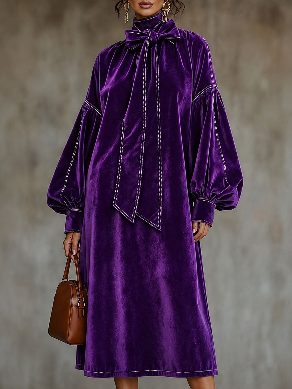 Samtkleid mit Schleife und hohem Kragen
