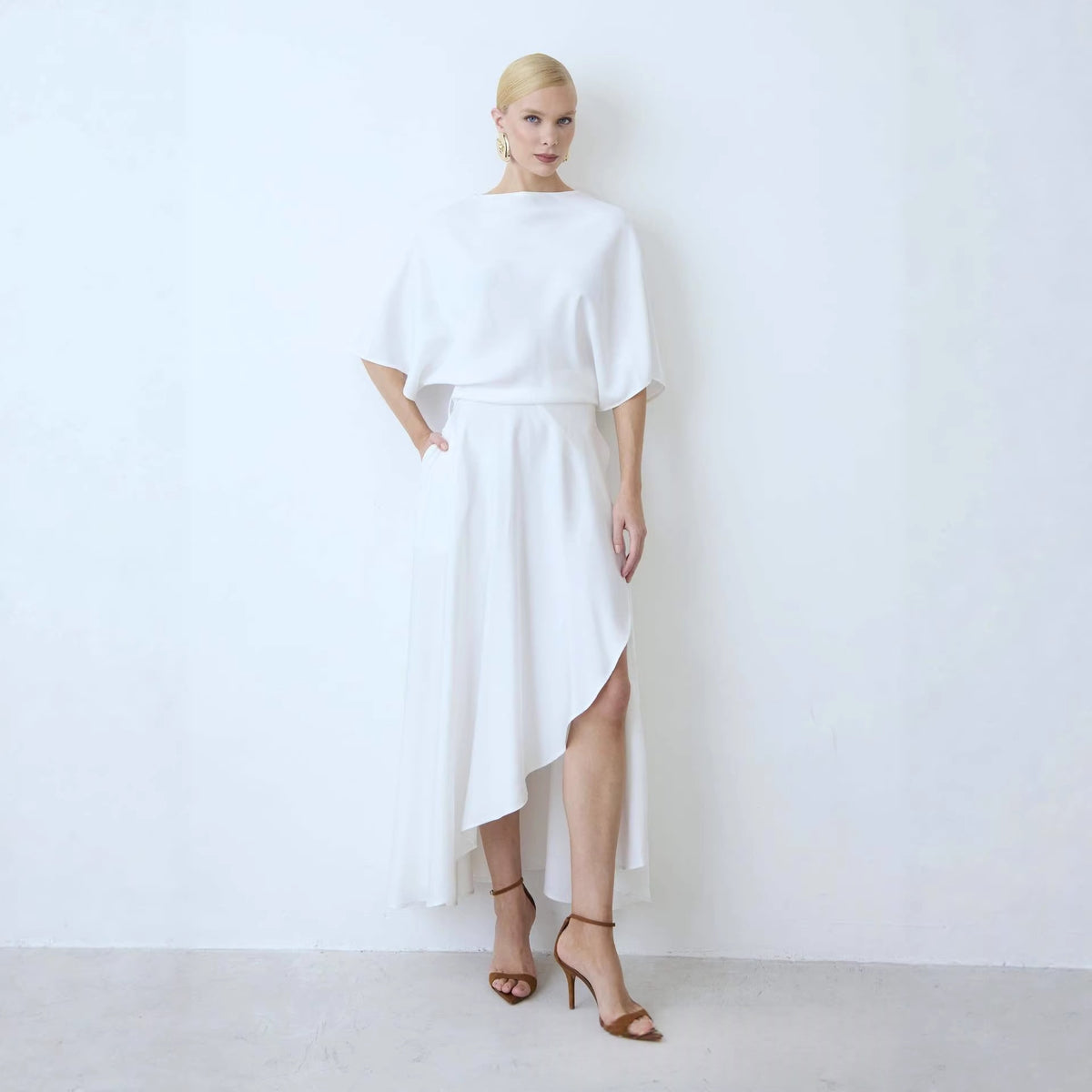 Satin-Kleid mit Rundhals und Schlitz – Bild 6 | LuxeStyle