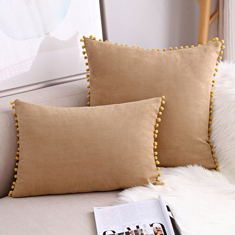 Sofa Kissen mit verspielten Bommeln – Bild 6 | LuxeStyle