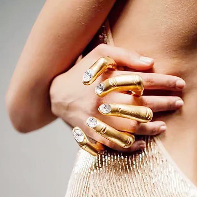 Eleganter Metallring mit Diamantbesatz