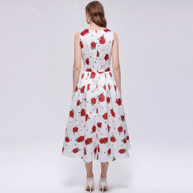 Ärmelloses, hochtailliertes Kleid mit Print