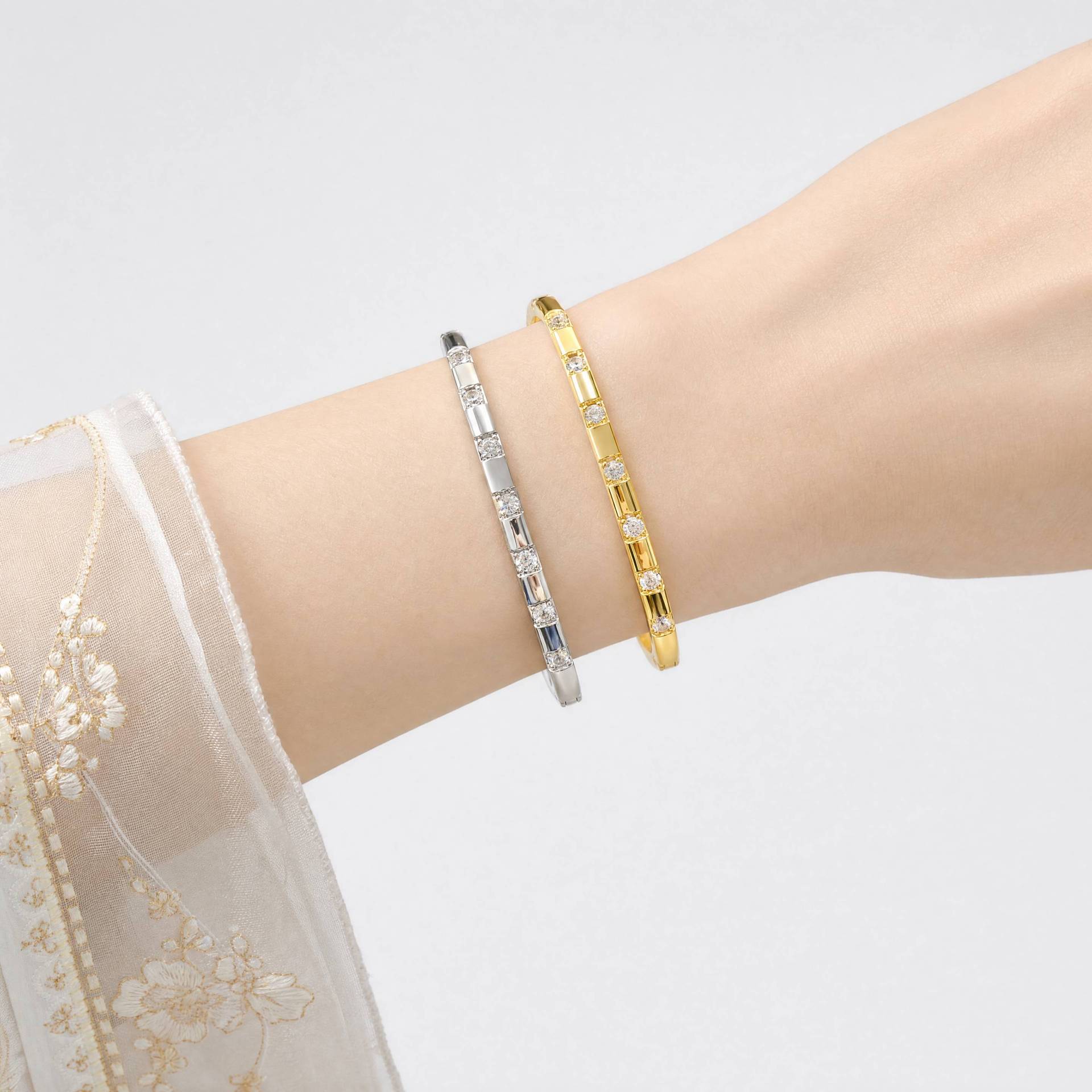 Minimalistisches Armband mit funkelnden Akzenten