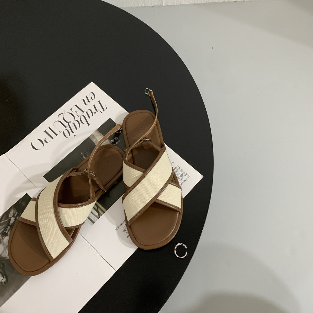Geflochtene minimalistische Sandalen mit Kreuzriemen