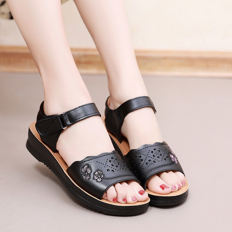 Bequeme Sandalen mit Lochmuster