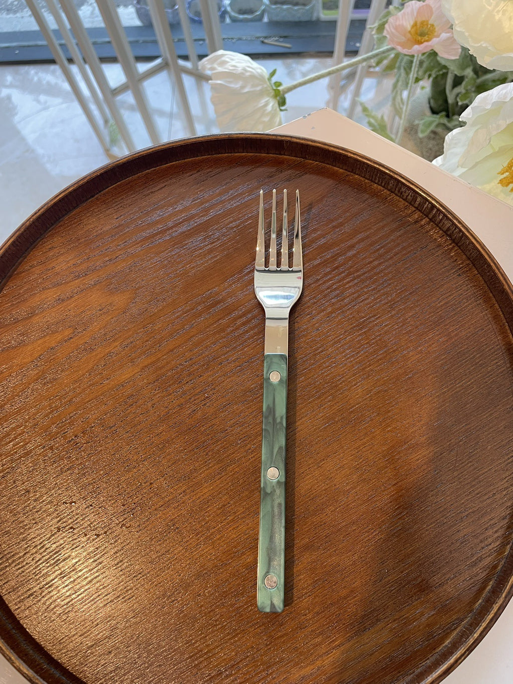 Mehrfarbiges Besteckset im französischen Stil