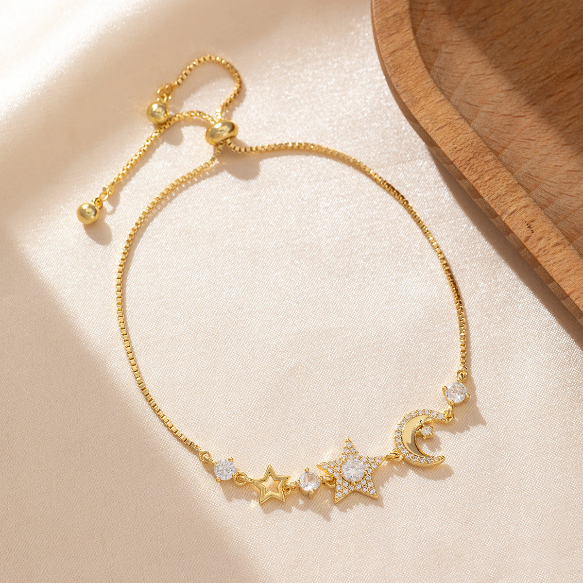 Vergoldetes Mond- und Sternenarmband – Bild 3 | LuxeStyle