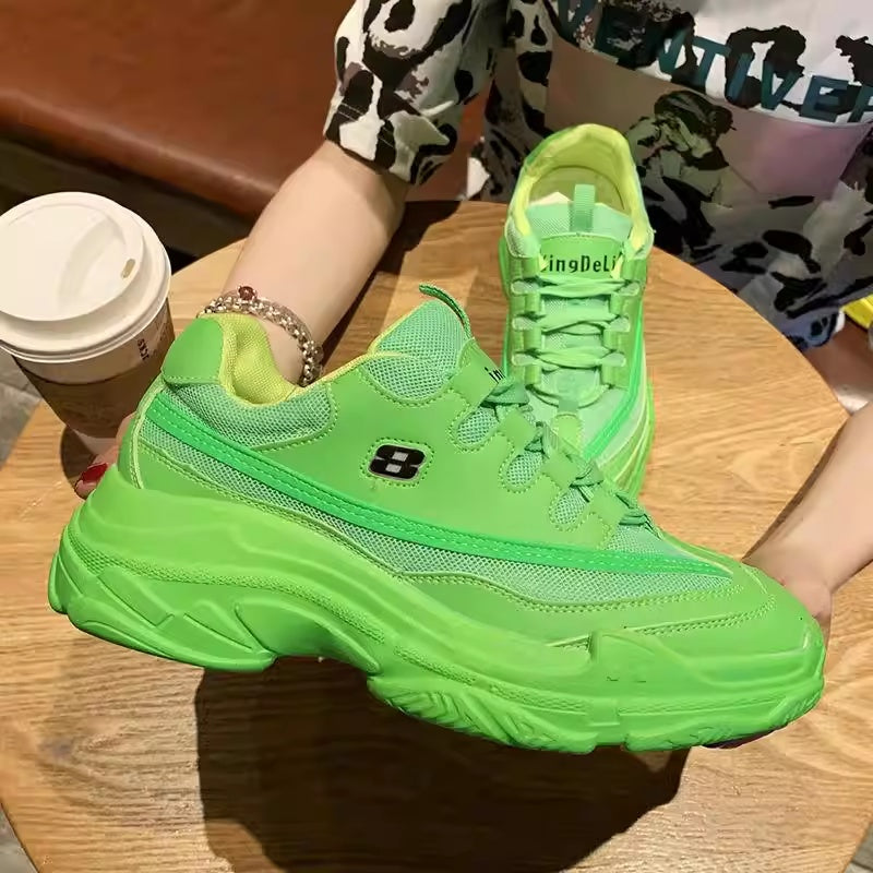 Trendige Mesh-Sneaker mit dicker Sohle