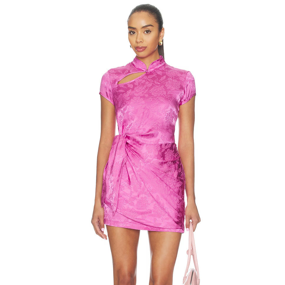 Mini-Kleid mit Stehkragen und Cut-Out