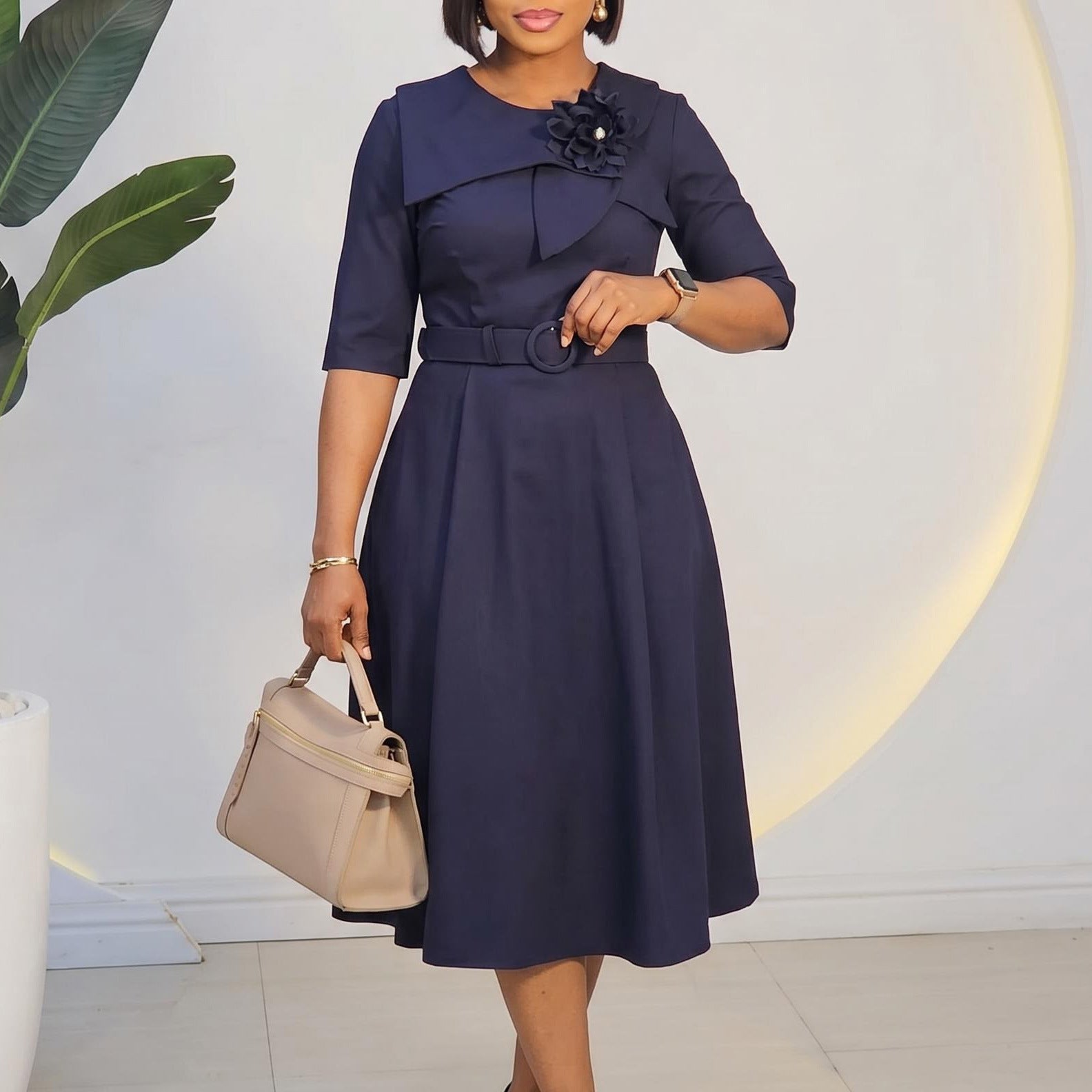 Elegantes A-Linien-Kleid mit Broschen-Gürtel