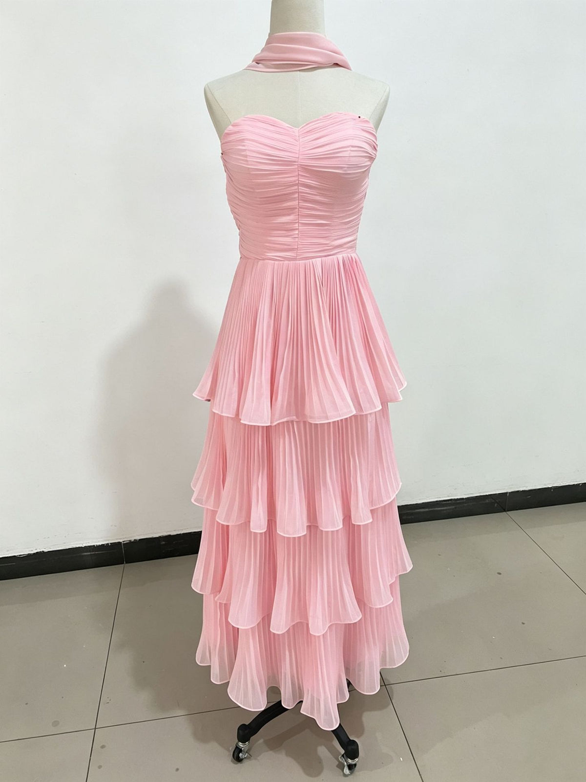 Elegantes Plissée-Abendkleid mit kurzen Ärmeln – Bild 5 | LuxeStyle