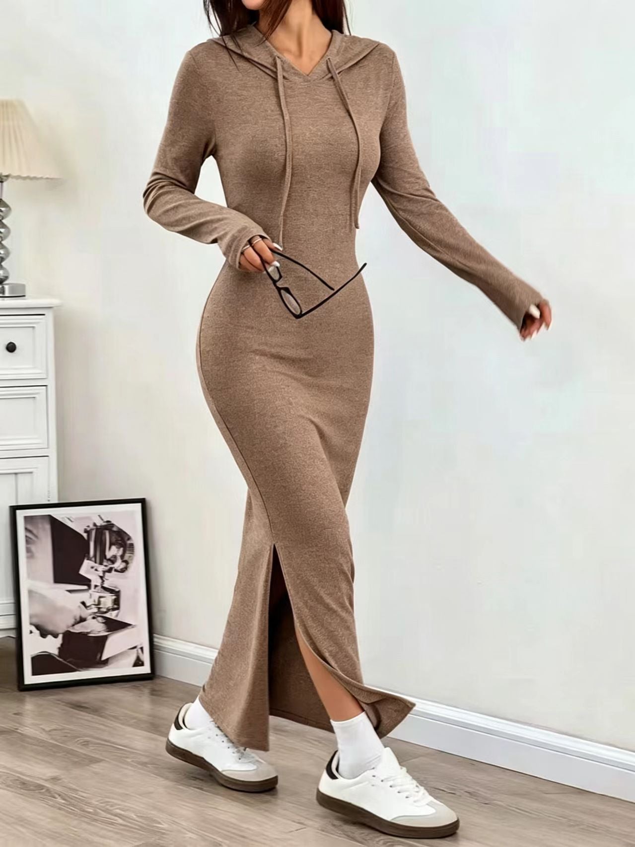 Elegantes Kleid mit Kapuze