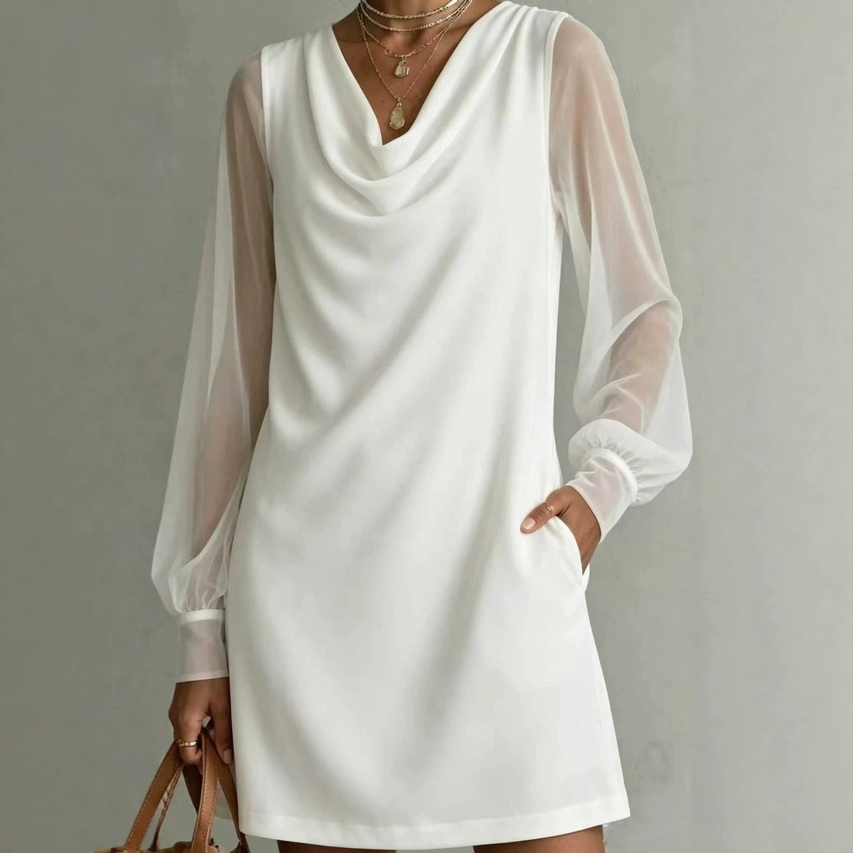 Kurzes Damenkleid mit Wasserfallausschnitt | LuxeStyle