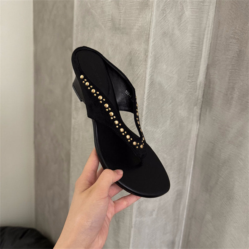 Keile-Zehensteg-Sandalen aus Wildleder
