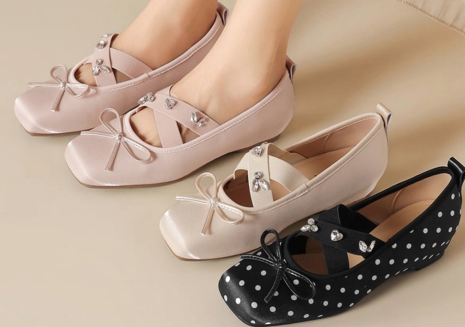 Elegante Satin-Ballerinas mit Keilabsatz