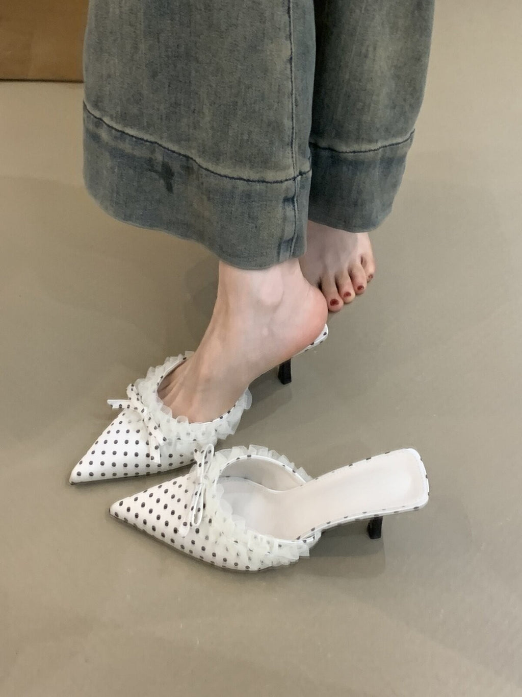 High Heels mit Polka Dots im französischen Stil