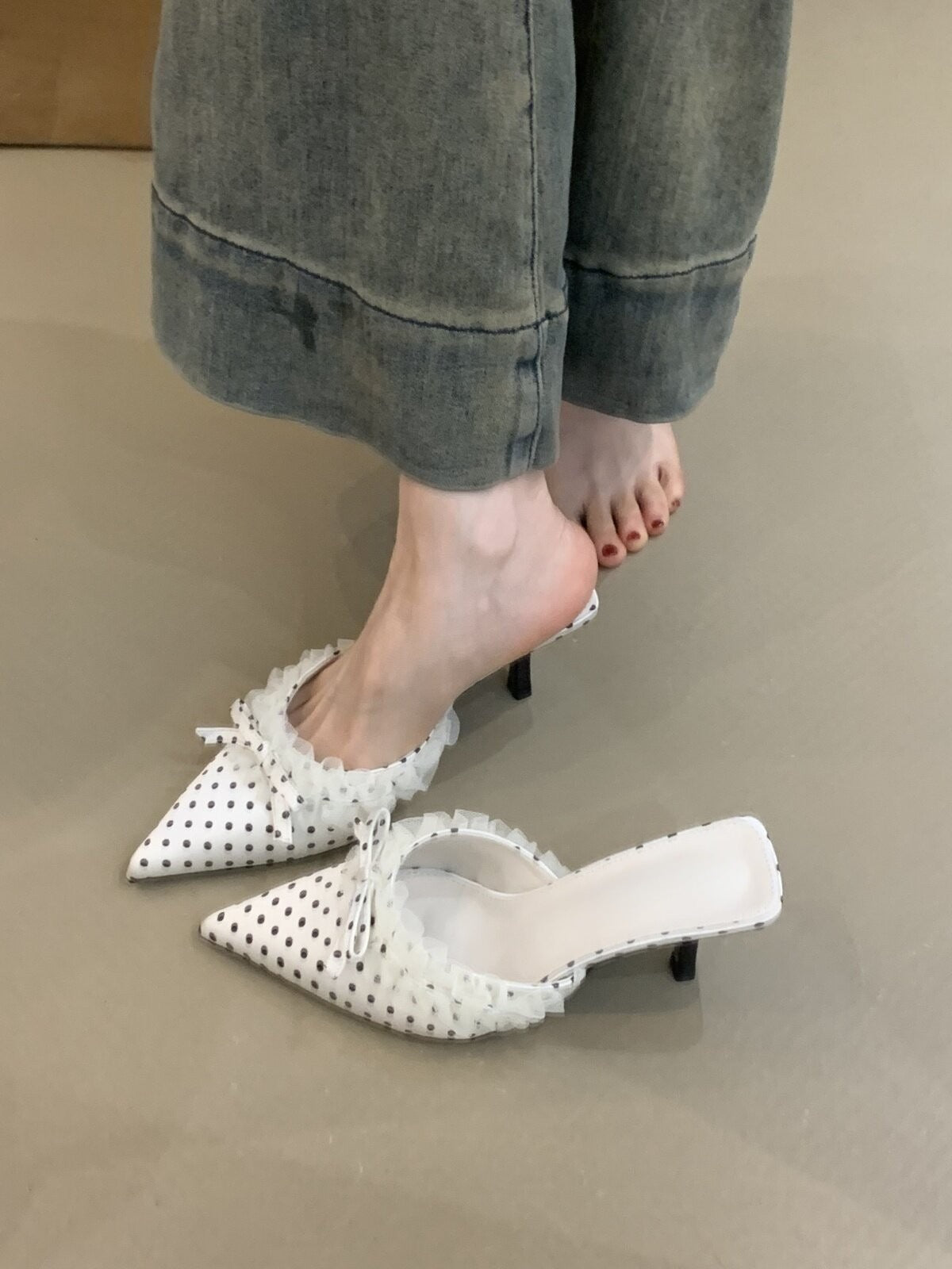 High Heels mit Polka Dots im französischen Stil