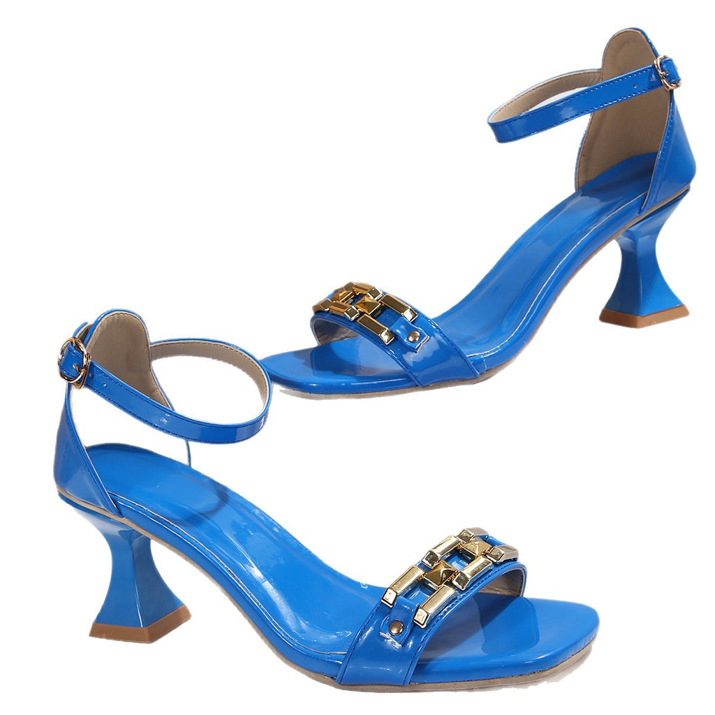 Sandalen mit Metallkette und Blockabsatz