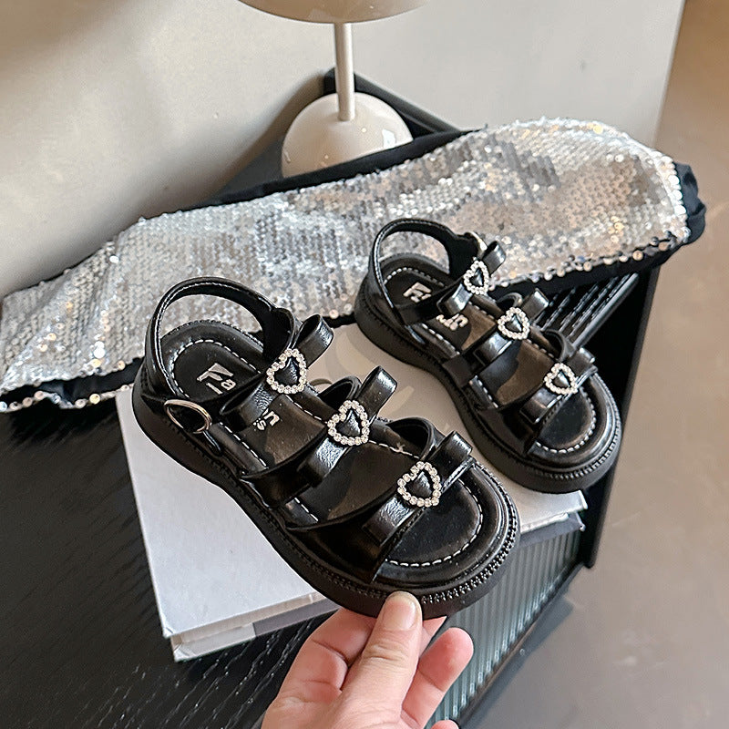 Herzförmige Sandalen mit Strass